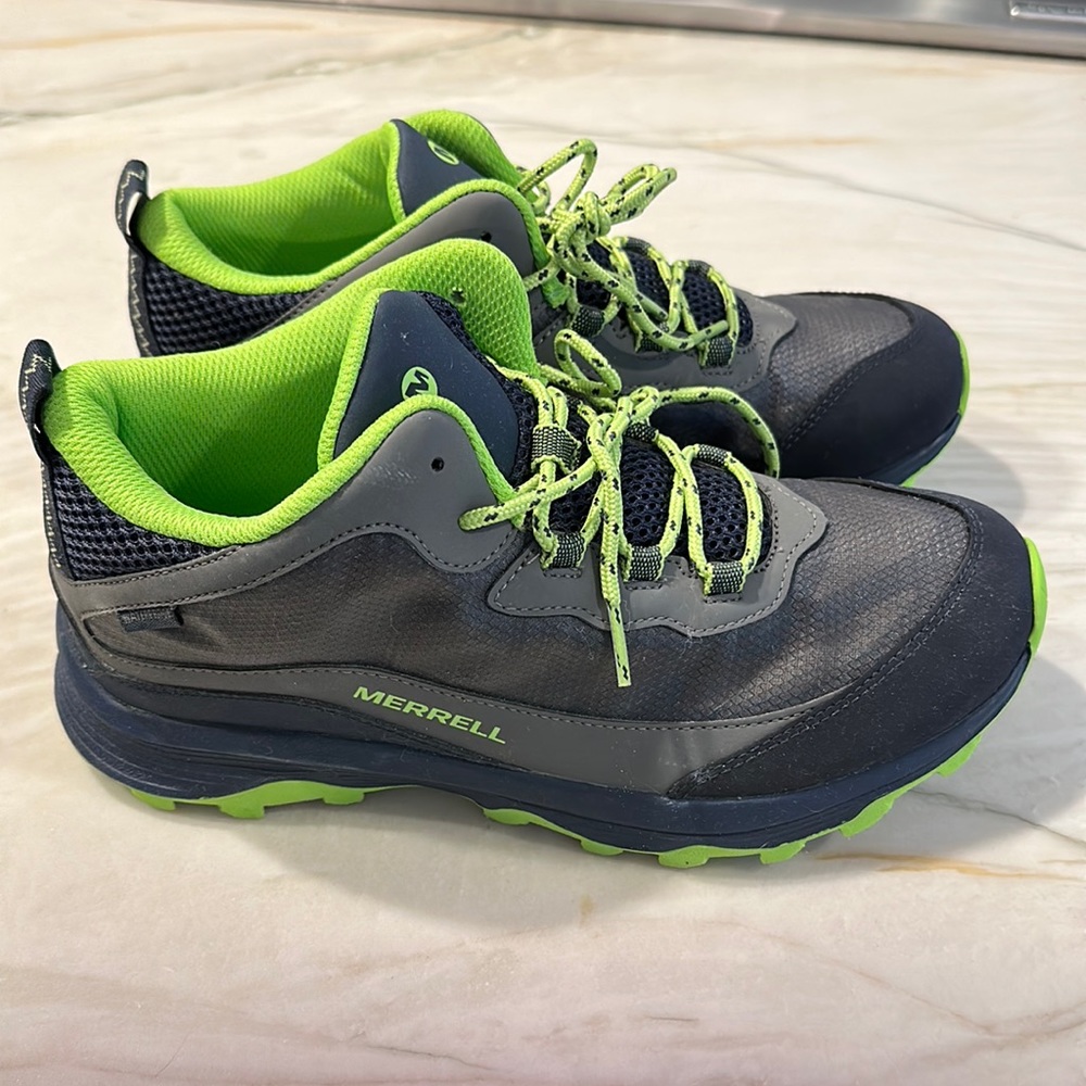 Merrell boys Moab shoe, brand new, never worn.